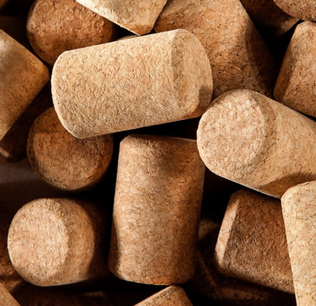 KORĶI VĪNAM UN DZIRKSTOŠAJIEM DZĒRIENIEM